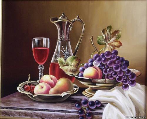 Виноград и вишнёвый сок в кувшине