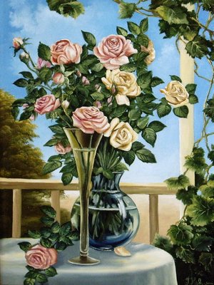 Розы в вазе на столе на фоне неба