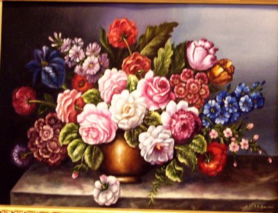 Букет цветов в вазе на мраморном столе